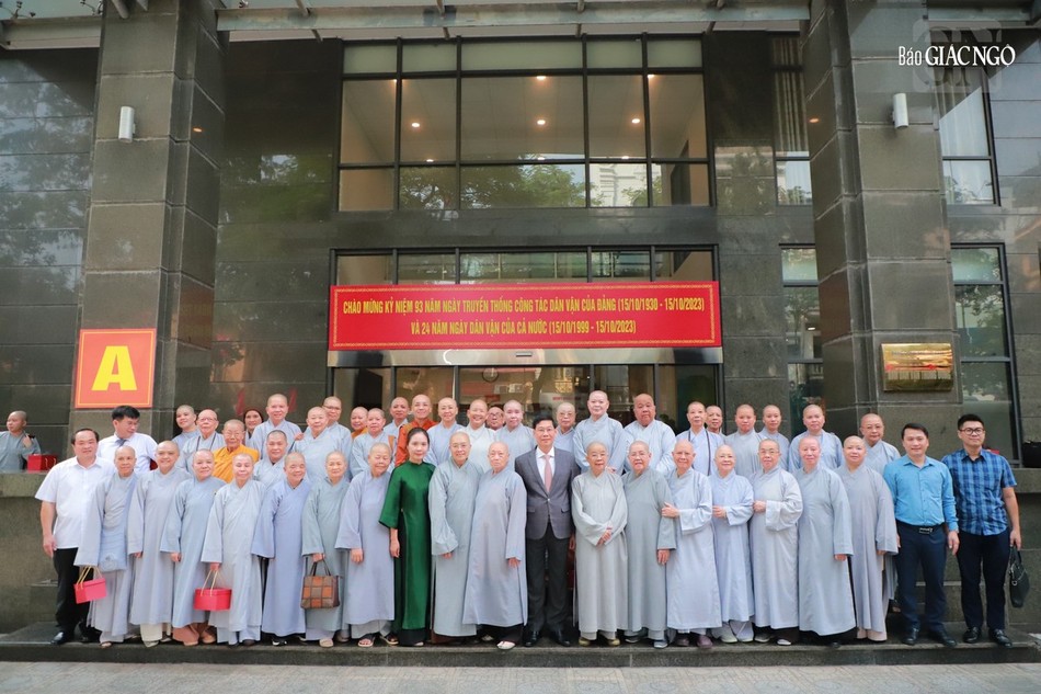 Chụp ảnh lưu niệm cùng lãnh đạo Ban Dân vận T.Ư Chụp ảnh lưu niệm cùng lãnh đạo Ban Dân vận T.Ư