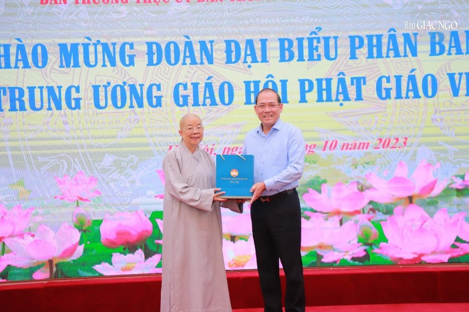 Ông Hoàng Công Thủy, Phó Chủ tịch Ủy ban TƯMTTQVN trao quà lưu niệm đến Ni trưởng Thích nữ Nhật Khương Ông Hoàng Công Thủy, Phó Chủ tịch Ủy ban TƯMTTQVN trao quà lưu niệm đến Ni trưởng Thích nữ Nhật Khương