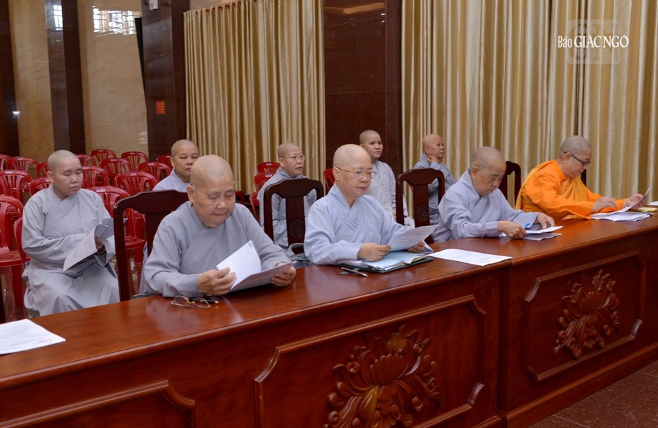 Chư Ni tham dự buổi họp