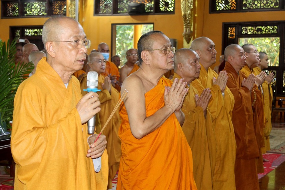 Chư tôn đức niêm hương, đảnh lễ Tam bảo Chư tôn đức niêm hương, đảnh lễ Tam bảo