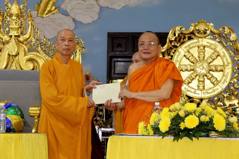 Trao quà chúc mừng Trao quà chúc mừng