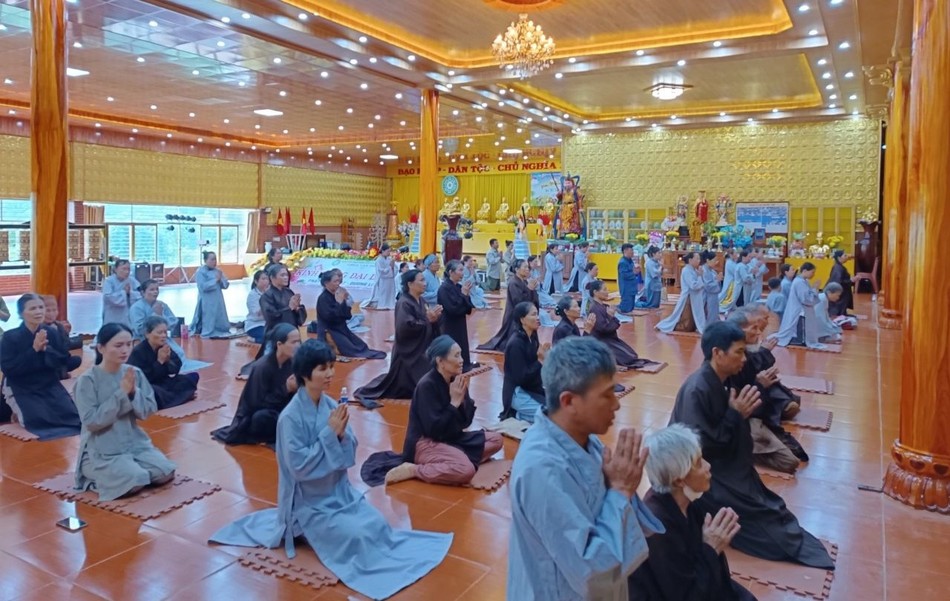 Phật tử tham gia khóa tu tại chùa Vạn Phật Phật tử tham gia khóa tu tại chùa Vạn Phật