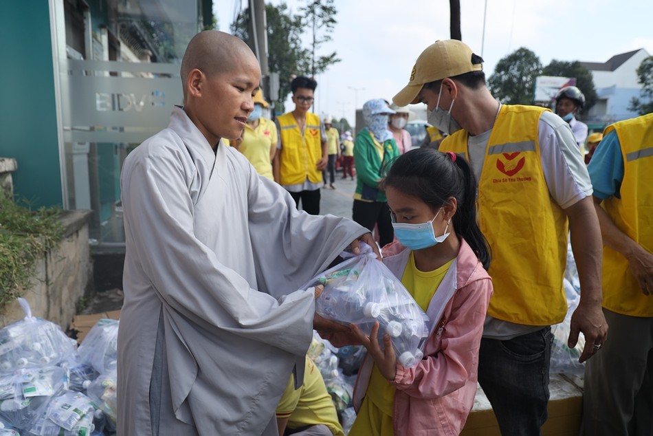 Ban Từ thiện xã hội chùa Bồ Đề Đạo Tràng trao quà đến các bệnh nhân nghèo
