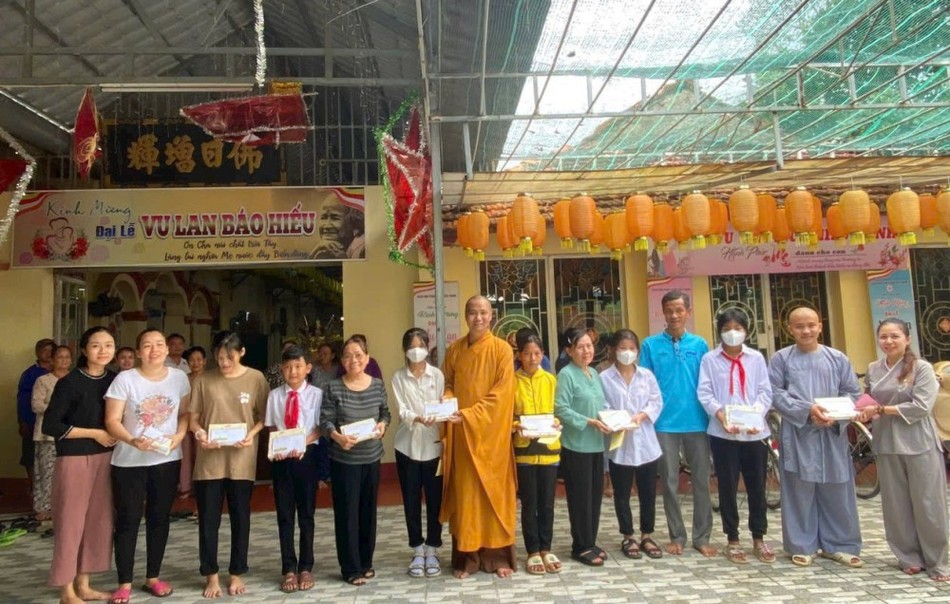 Đại đức Thích Minh Phước trao quà đến người nghèo