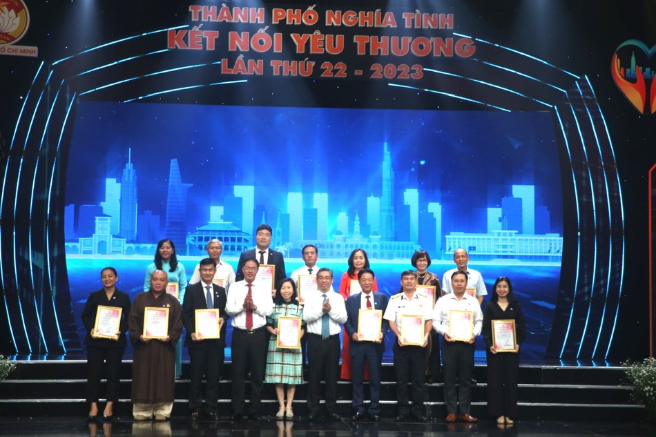 Trao tri ân đến các đơn vị, cá nhân - Ảnh: Long Hồ