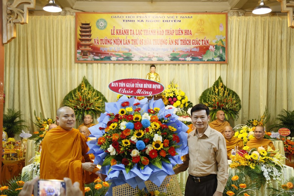 Lãnh đạo Ban Tôn giáo tỉnh Bình Định tặng hoa chúc mừng khánh thành bảo tháp Liên Hoa đến Đại đức trụ trì tịnh xá Ngọc Duyên