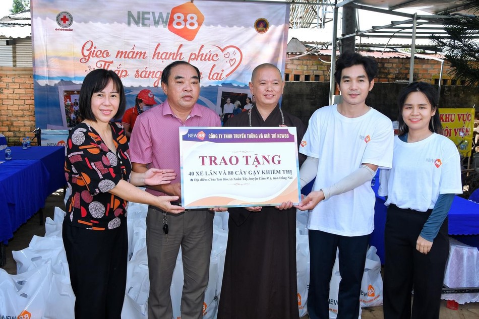 Đại đức Thích Pháp Tạng cùng lãnh đạo đại diện của các cơ quan tiếp nhận bảng tượng trưng và các phần quà từ tài trợ chính Đại đức Thích Pháp Tạng cùng lãnh đạo đại diện của các cơ quan tiếp nhận bảng tượng trưng và các phần quà từ tài trợ chính