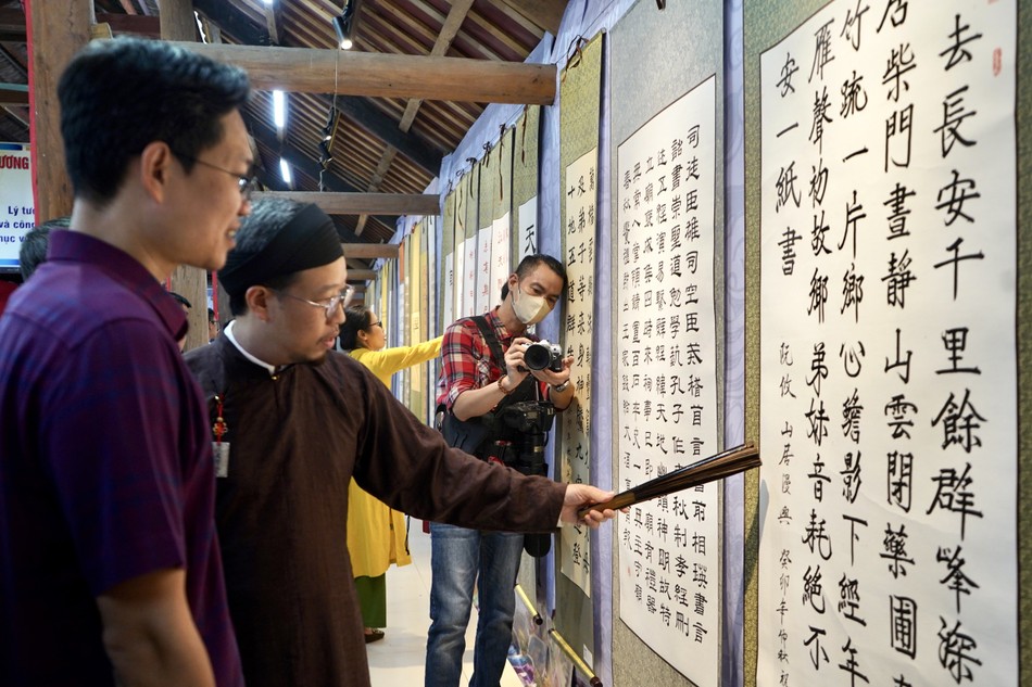 Khách thưởng lãm các tác phẩm thư pháp tại không gian trưng bày của chùa Mễ Trì Thượng