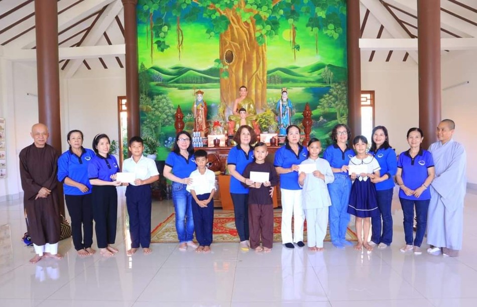 Trao học bổng cho học sinh hiếu học