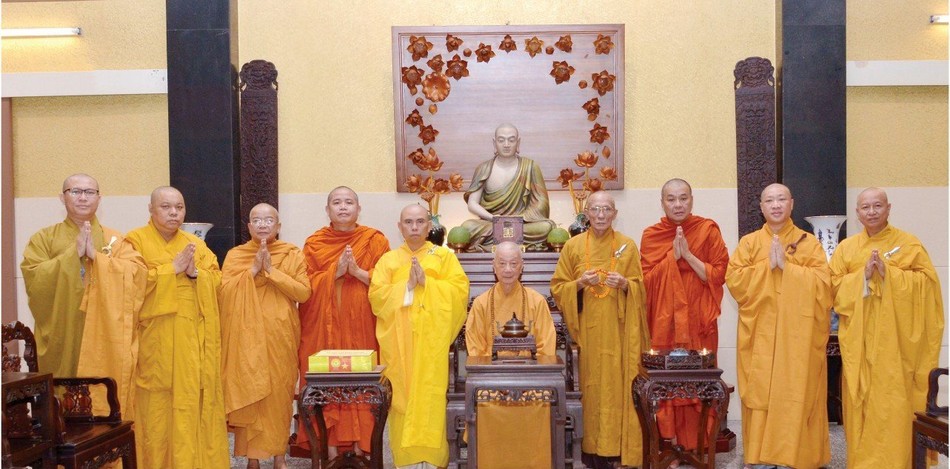 Đại diện Ban Trị sự GHPGVN tỉnh BR-VT, Ban Kiến đàn Minh Nguyệt cung thỉnh Đức Pháp chủ GHPGVN quang lâm chứng minh, khai thị - Ảnh: Yên Hà