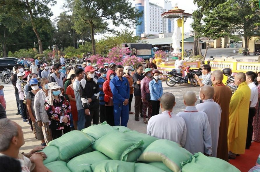 Ban Trị sự tỉnh BR-VT trao 200 phần quà đến bà con khó khăn