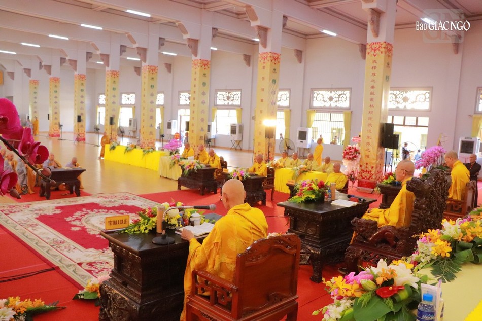 Giới tử xin được chư tôn Hòa thượng bạch tứ yết-ma để thành tựu giới thể Tỳ-kheo-ni