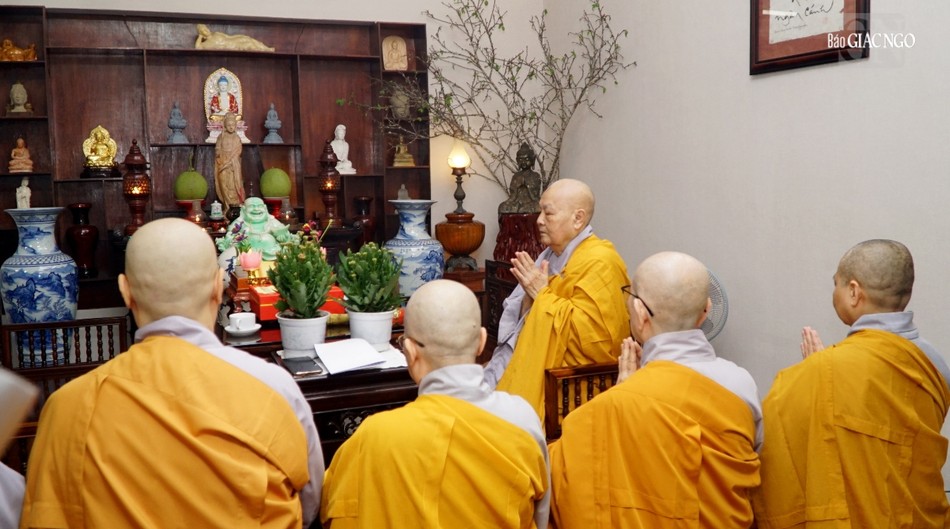 Chư Ni đảnh lễ Ni trưởng Thích nữ Tịnh Nguyện Chư Ni đảnh lễ Ni trưởng Thích nữ Tịnh Nguyện