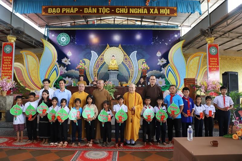 Trao quà học bổng cho học sinh khó khăn Trao quà học bổng cho học sinh khó khăn