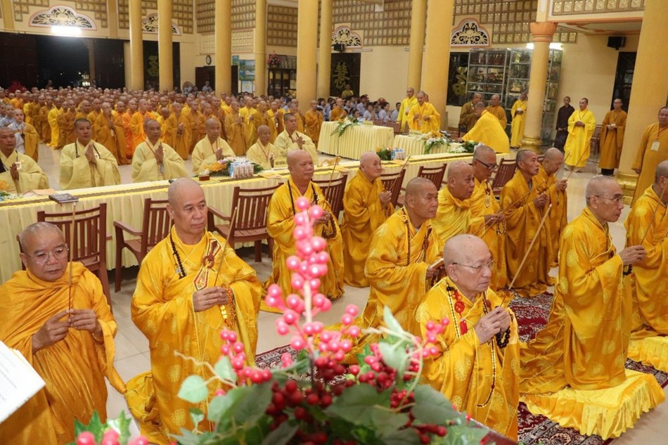 Chư tôn đức giáo phẩm Hội đồng Giới sư niêm hương bạch Phật, đảnh lễ Tam bảo Chư tôn đức giáo phẩm Hội đồng Giới sư niêm hương bạch Phật, đảnh lễ Tam bảo