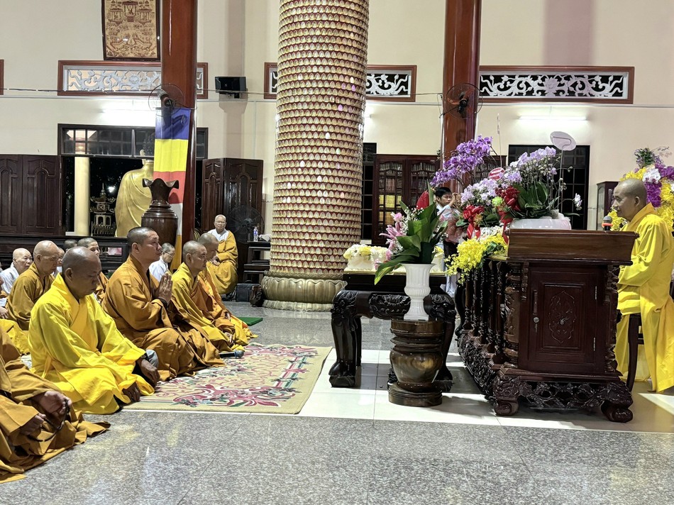 Hòa thượng Thích Thiện Xuân sách tấn và giới thiệu nhân sự điều hành hoạt động Phật sự tại chùa Hồng Liên trong thời gian tới - Ảnh: H.L Hòa thượng Thích Thiện Xuân sách tấn và giới thiệu nhân sự điều hành hoạt động Phật sự tại chùa Hồng Liên trong thời gian tới - Ảnh: H.L