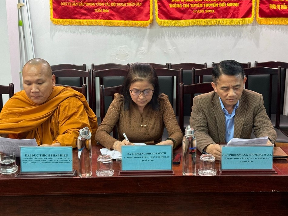 Đại đức Thích Pháp Hiếu và bà Lienseng Phengsavath; ông Phousavang Phommachack, đồng Lãnh sự CHDCND Lào tại Đà Nẵng Đại đức Thích Pháp Hiếu và bà Lienseng Phengsavath; ông Phousavang Phommachack, đồng Lãnh sự CHDCND Lào tại Đà Nẵng