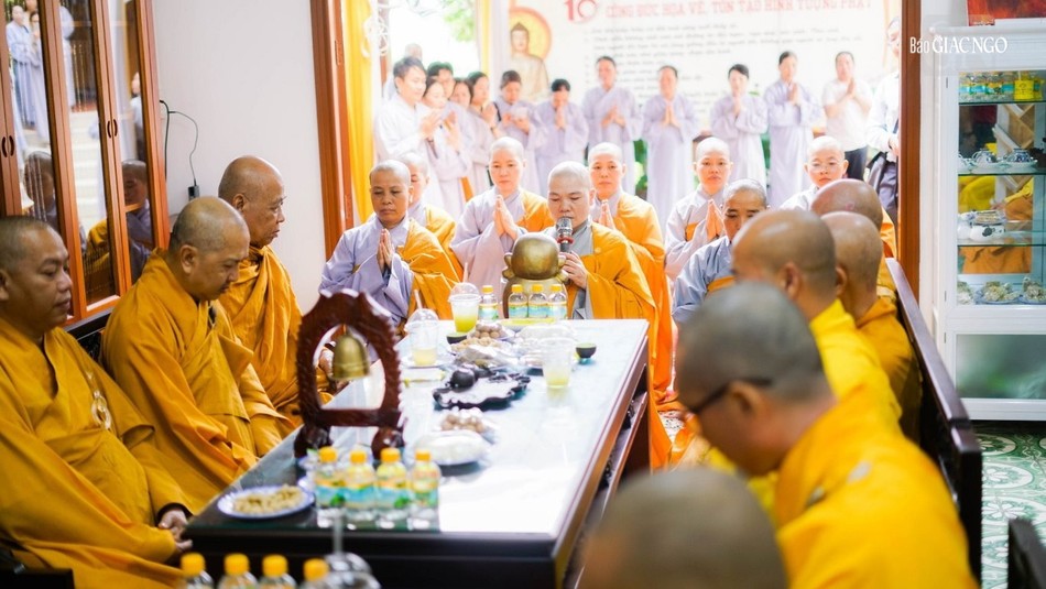 Môn đồ pháp quyến tác bạch cung thỉnh chư tôn đức chứng minh quang lâm Tổ đường