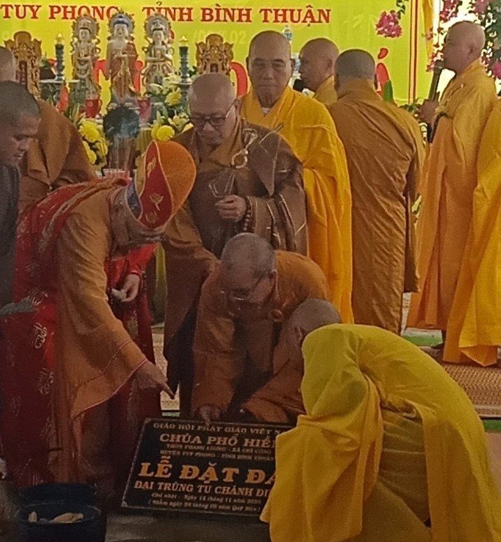 Chư tôn đức đặt đá cho công trình tái thiết chánh điện chùa Phổ Hiền