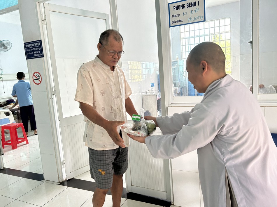 Tặng suất cơm đến người nhà bệnh nhân Tặng suất cơm đến người nhà bệnh nhân