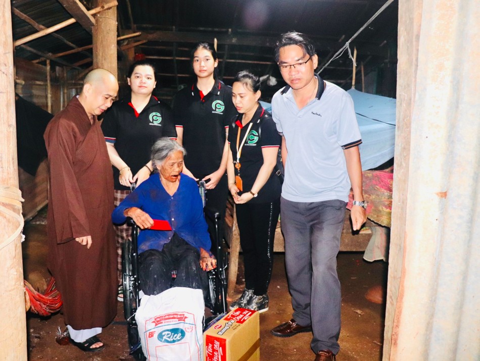 Đại đức Thích Giác Đạo tặng 1 chiếc xe lăn đến bà Thị Thiếp Đại đức Thích Giác Đạo tặng 1 chiếc xe lăn đến bà Thị Thiếp