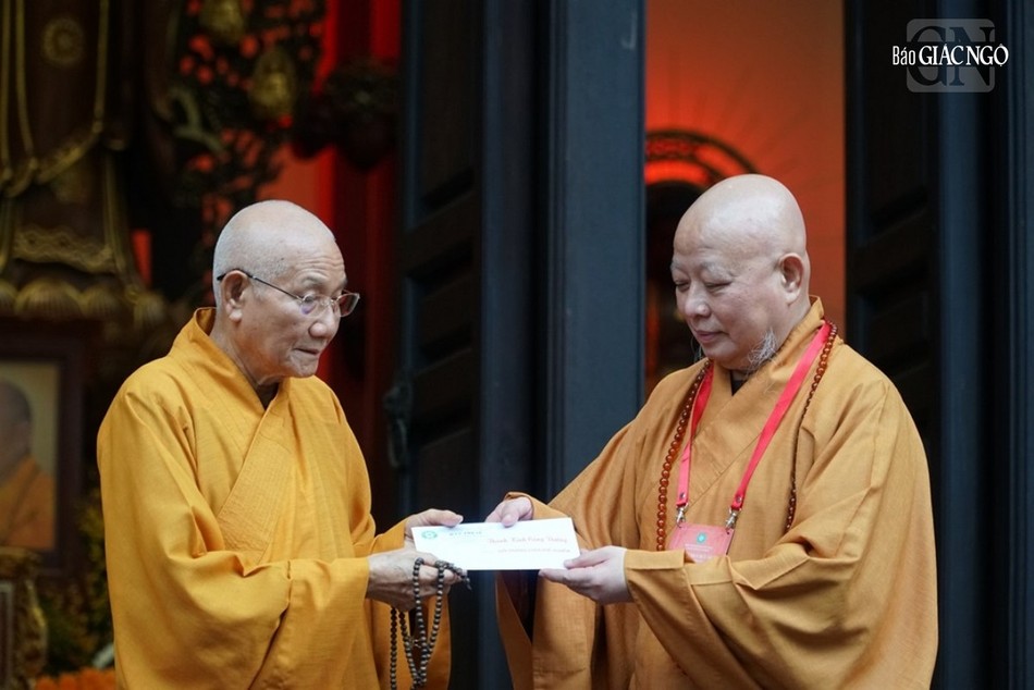 Hòa thượng Chánh chủ đàn trao tịnh tài cúng dường