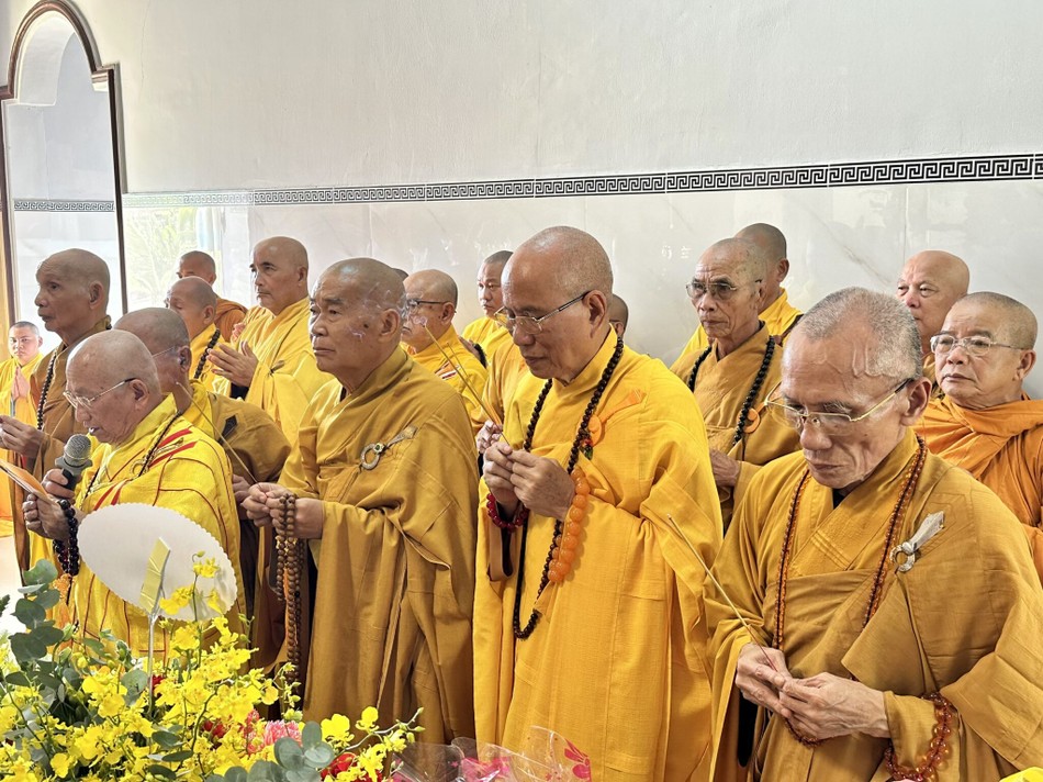 Chư tôn đức niêm hương tưởng niệm cố Hòa thượng Thích Nguyên Trực