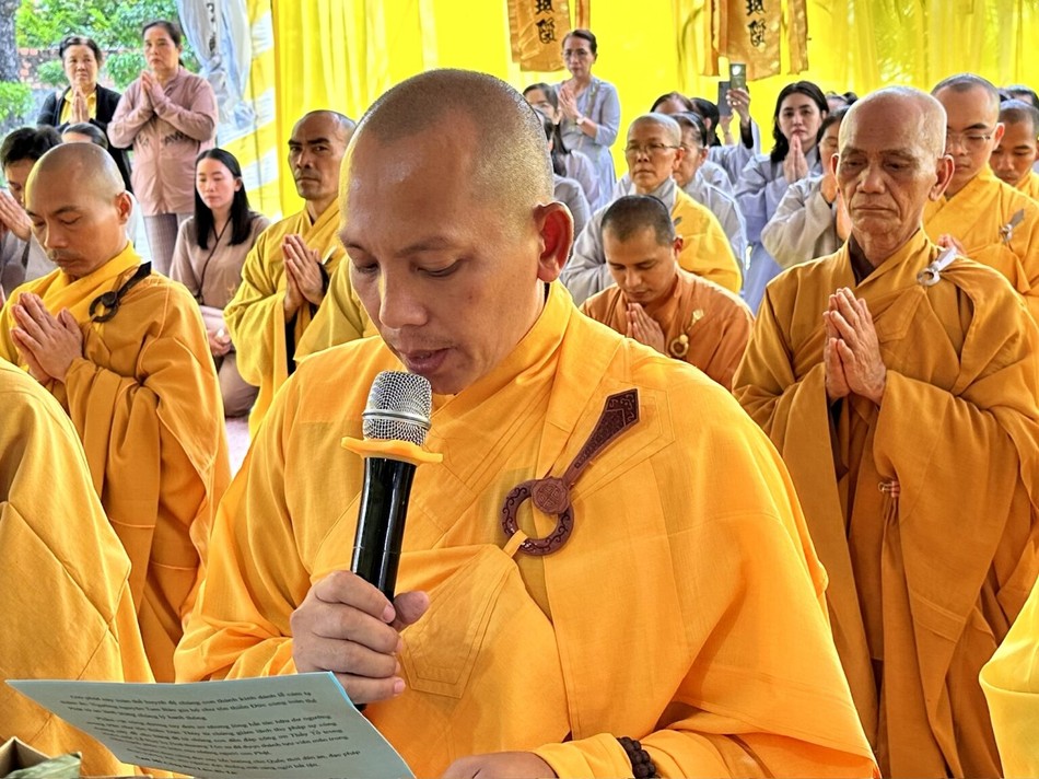 Thượng tọa Thích Quảng Phổ, trụ trì chùa Từ Nhãn đại diện môn đồ pháp quyến dâng lời tác pháp