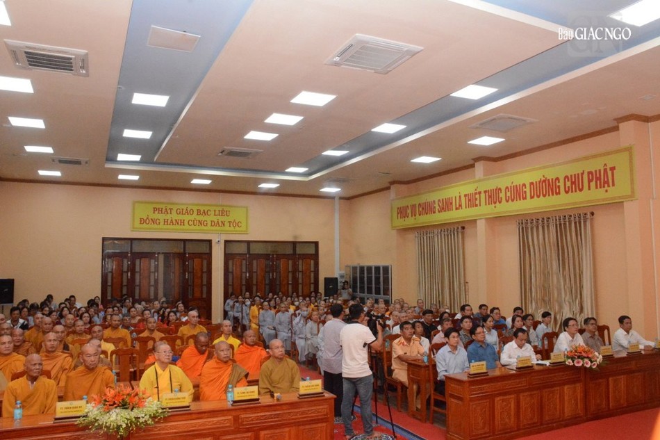 Chư tôn đức Tăng Ni, đại diện lãnh đạo các cơ quan tỉnh và địa phương tham dự Chư tôn đức Tăng Ni, đại diện lãnh đạo các cơ quan tỉnh và địa phương tham dự
