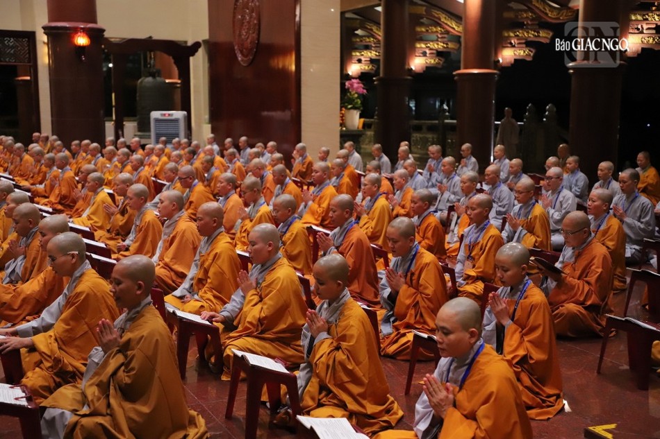 Giới tử nhất tâm tụng niệm để thân tâm thanh tịnh nhất tâm tiếp nhận giới pháp Giới tử nhất tâm tụng niệm để thân tâm thanh tịnh nhất tâm tiếp nhận giới pháp