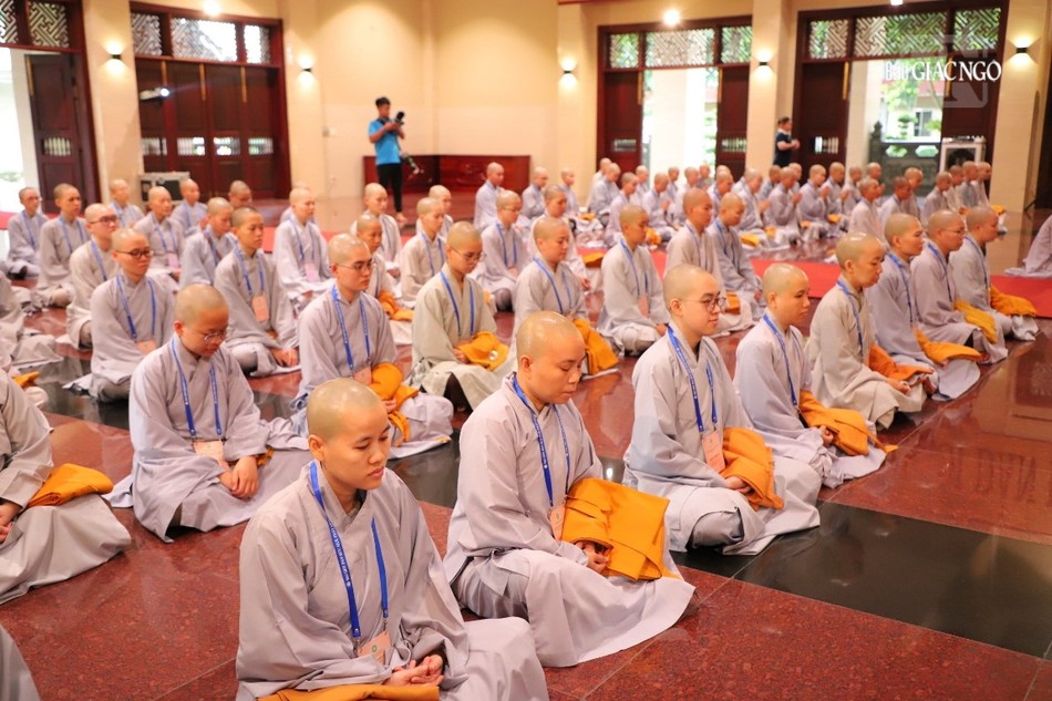 Giới tử tại giới trường chùa Thanh Tâm ôn lại cách lễ lạy, các oai nghi: đi, đứng, ngồi, nằm Giới tử tại giới trường chùa Thanh Tâm ôn lại cách lễ lạy, các oai nghi: đi, đứng, ngồi, nằm