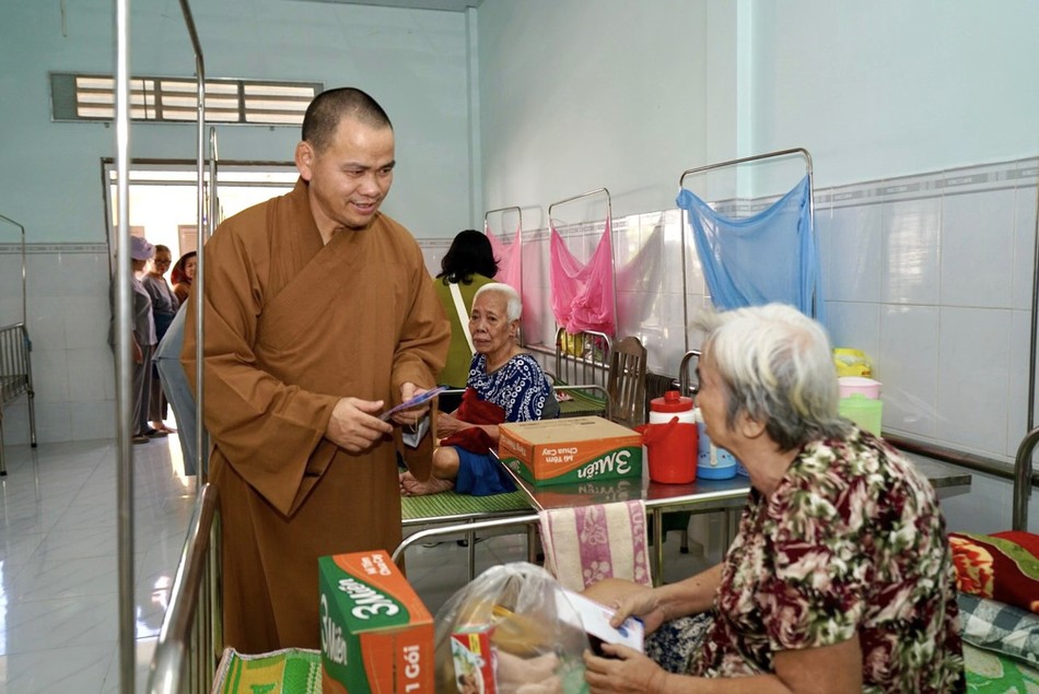 Chùa Liên Trì (TP.Vũng Tàu) trao quà từ thiện tại tỉnh Bến Tre và Trà Vinh ảnh 1