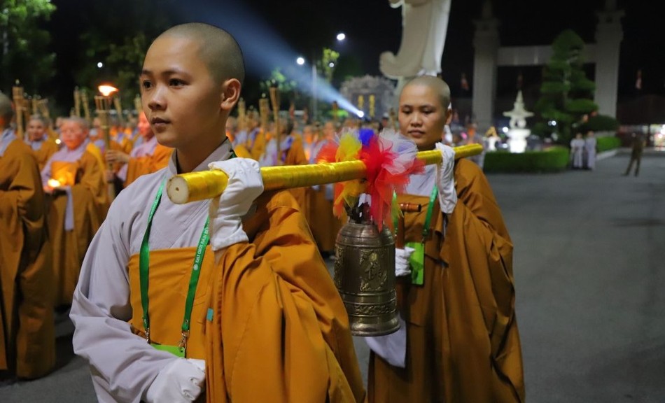 Trong nghi thức tuần chiếu trong khuôn viên giới trường chùa Thanh Tâm