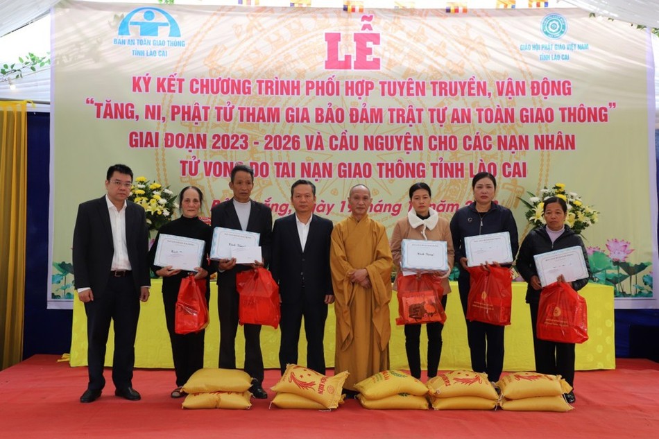 Tặng quà đến những gia đình có người thân tử vong do tai nạn giao thông Tặng quà đến những gia đình có người thân tử vong do tai nạn giao thông