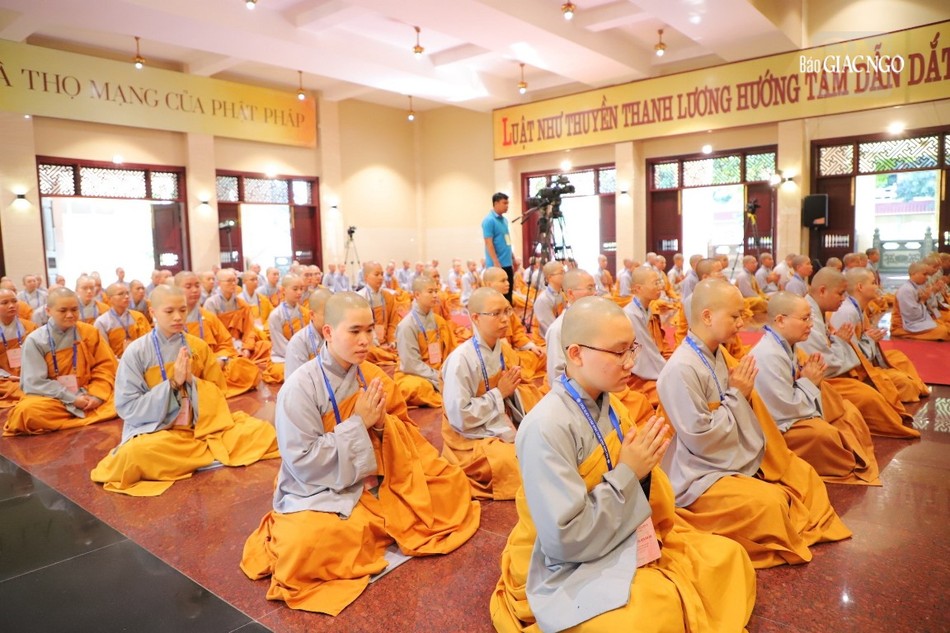 Giới tử trang nghiêm nghe giáo giới