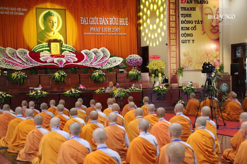 Ni trưởng Thích nữ Từ Nhẫn sách tấn cho giới tử Ni với chủ đề “Bổn phận của người xuất gia và luật nghi căn bản”