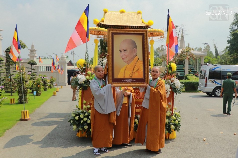 Cung rước di ảnh Trưởng lão Hòa thượng Thích Bửu Huệ