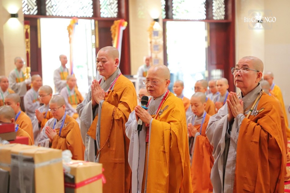 Ni trưởng Thích nữ Như Thảo báo cáo công tác tổ chức, điều hành giới đàn và phát biểu tri ân chư tôn đức giáo phẩm Tăng - Ni