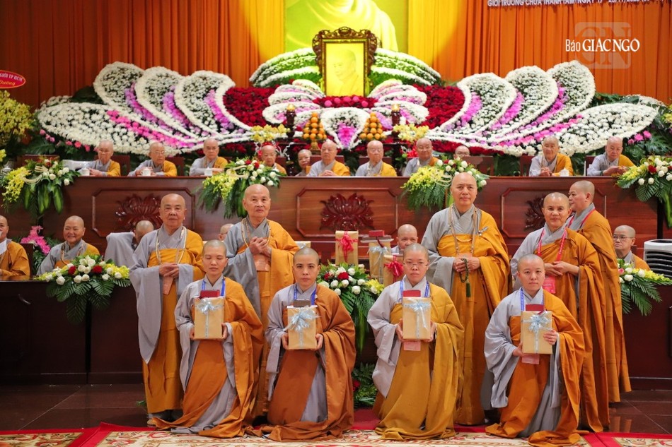 Trao phần thưởng đến các giới tử có điểm thi cao