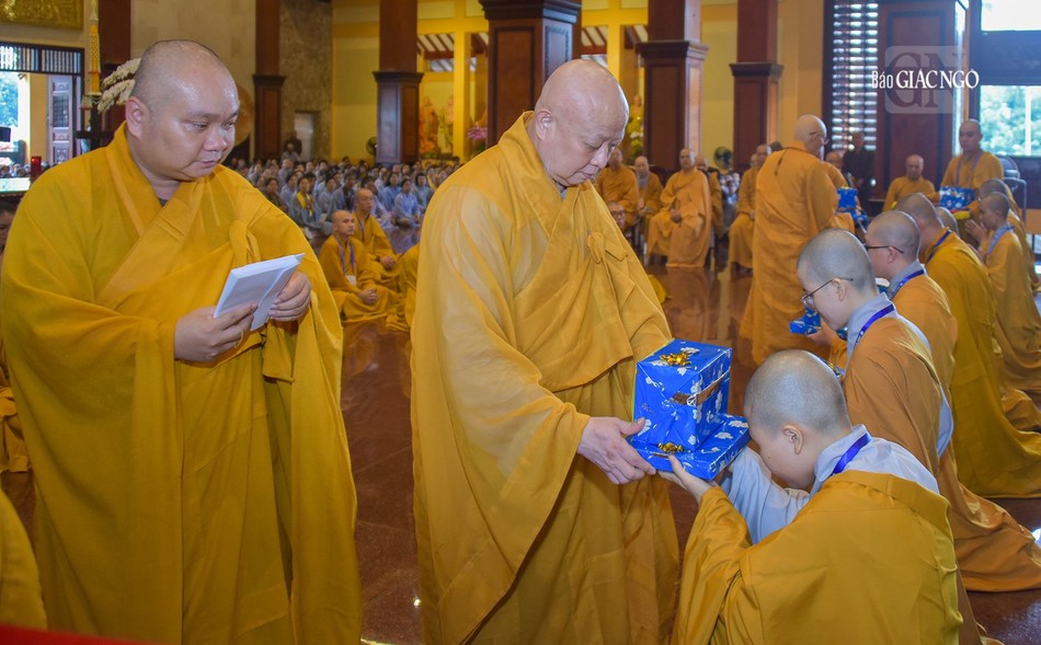 Hòa thượng Thích Lệ Trang, Chánh Chủ đàn trao phần thưởng đến giới tử