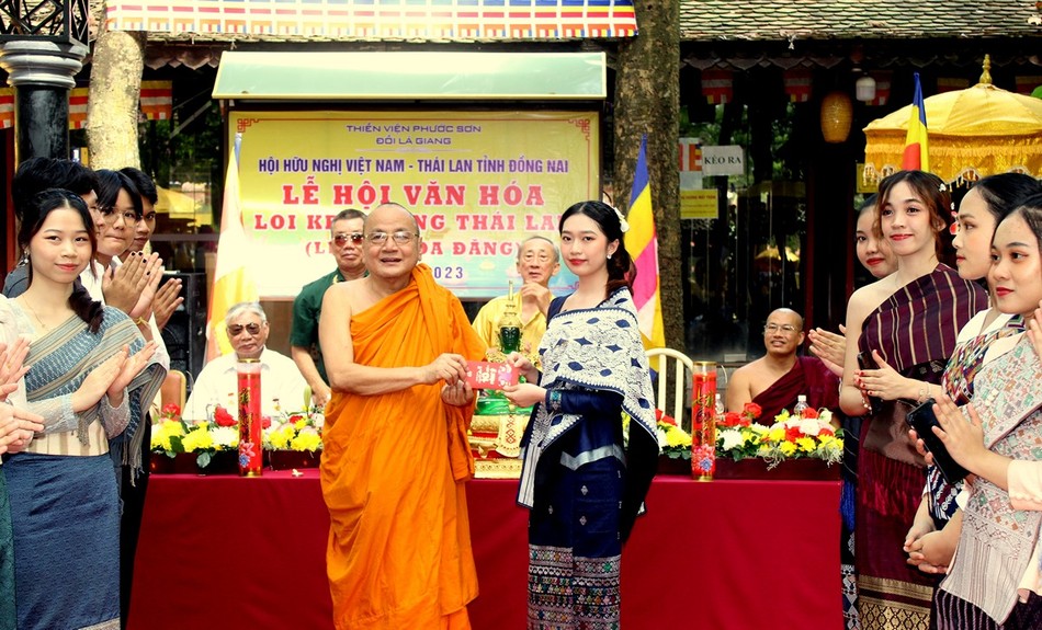 Trao quà đến sinh viên Lào Trao quà đến sinh viên Lào