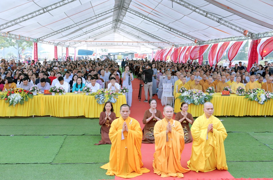 Chư Tăng chùa Trung nghe lời đạo từ của Thượng tọa Trưởng ban Trị sự tỉnh Chư Tăng chùa Trung nghe lời đạo từ của Thượng tọa Trưởng ban Trị sự tỉnh