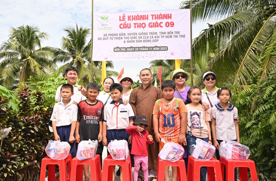 Đại đức Thích Giác Thọ trao quà cho học sinh địa phương - Ảnh: T.G