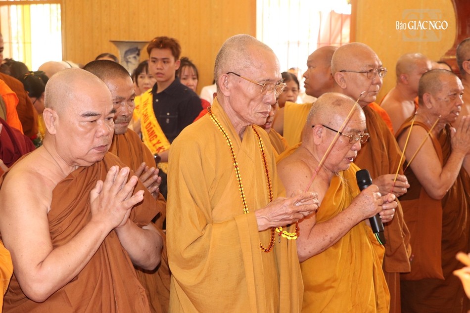 Chư tôn đức dâng hương Tam bảo Chư tôn đức dâng hương Tam bảo