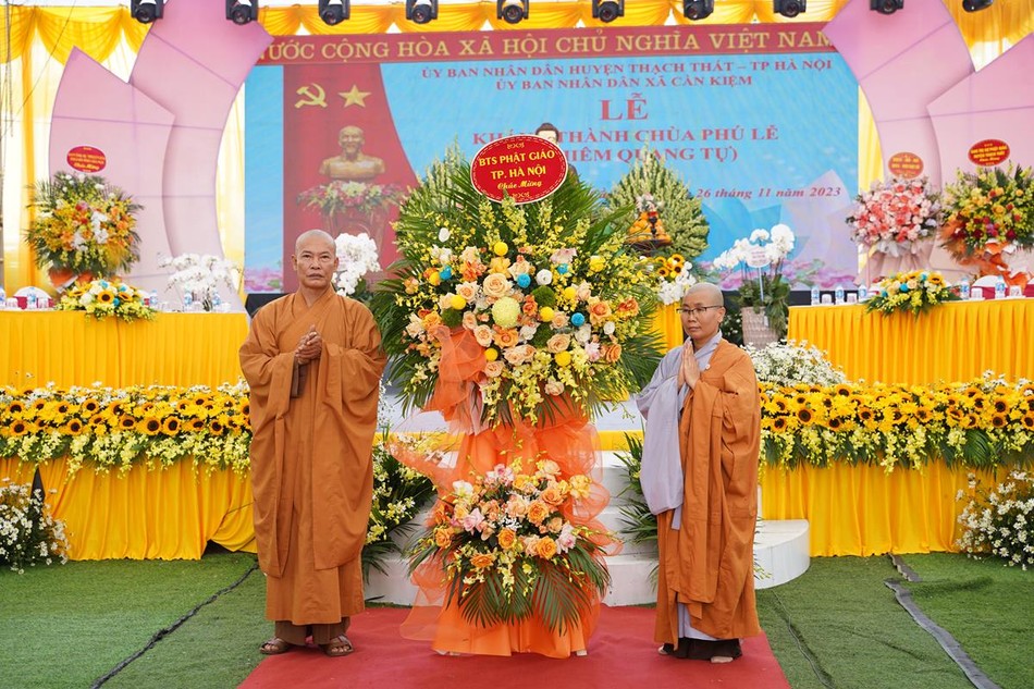 Thượng tọa Thích Đạo Phong trao hoa chúc mừng của Ban Trị sự GHPGVN TP.Hà Nội