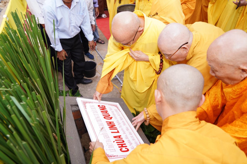 Đặt đá khởi công xây dựng chánh điện chùa Linh Quang