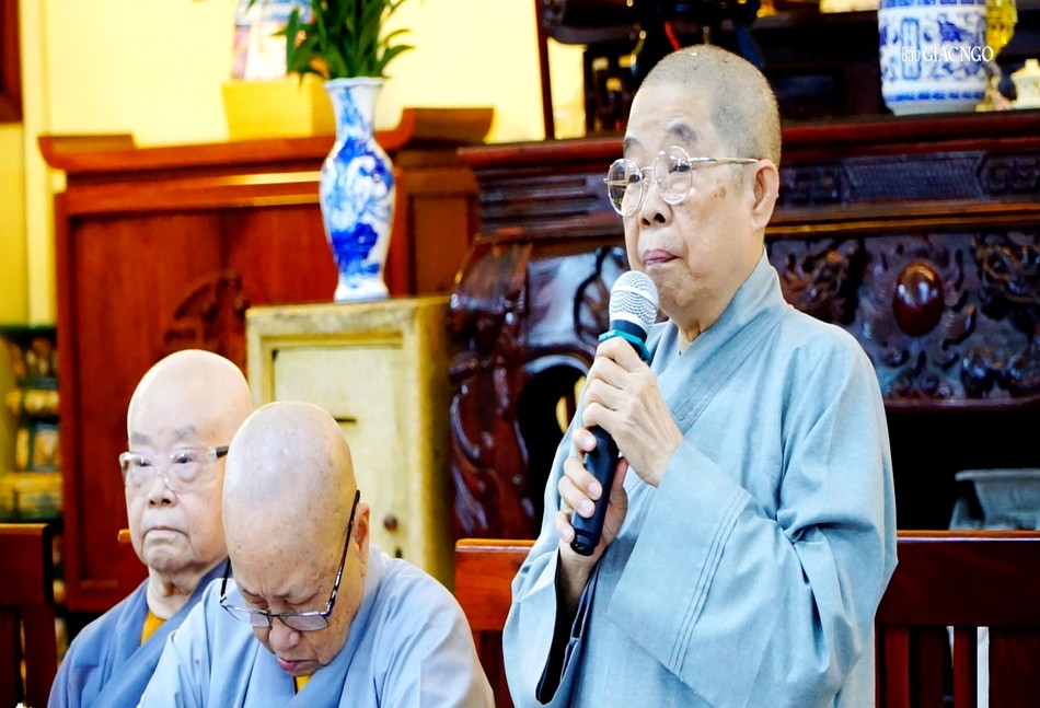 Ni trưởng Thích nữ Nhật Khương phát biểu tại buổi họp Ni trưởng Thích nữ Nhật Khương phát biểu tại buổi họp