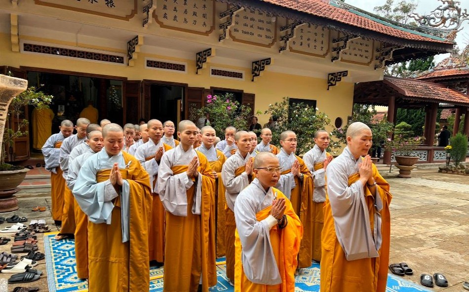Chư Ni thành kính tưởng niệm Chư Ni thành kính tưởng niệm