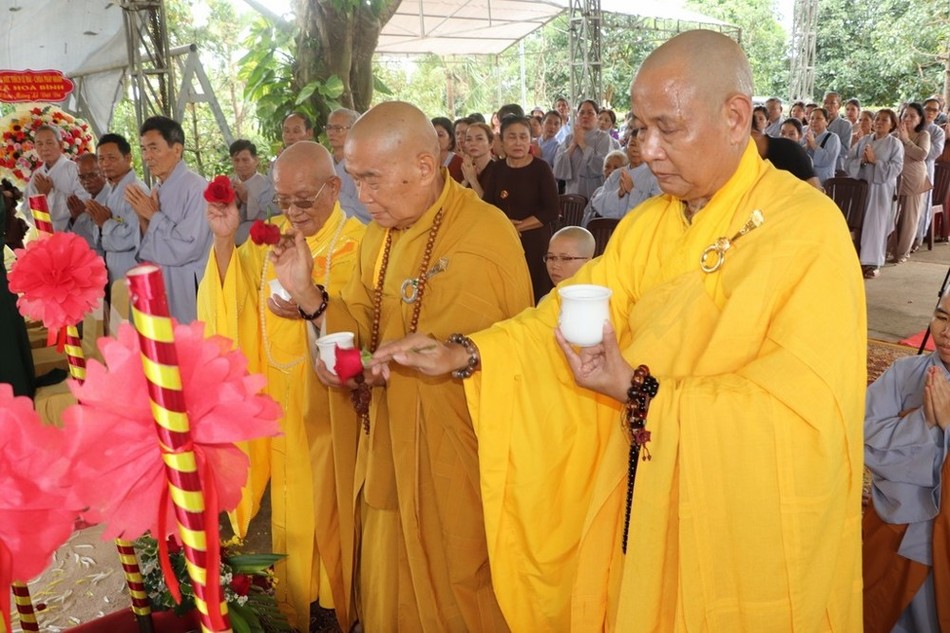 Chư tôn Hòa thượng cử hành sái tịnh Chư tôn Hòa thượng cử hành sái tịnh