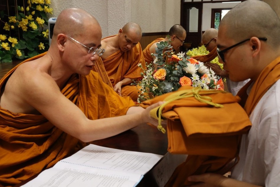 Chư Tăng trao y